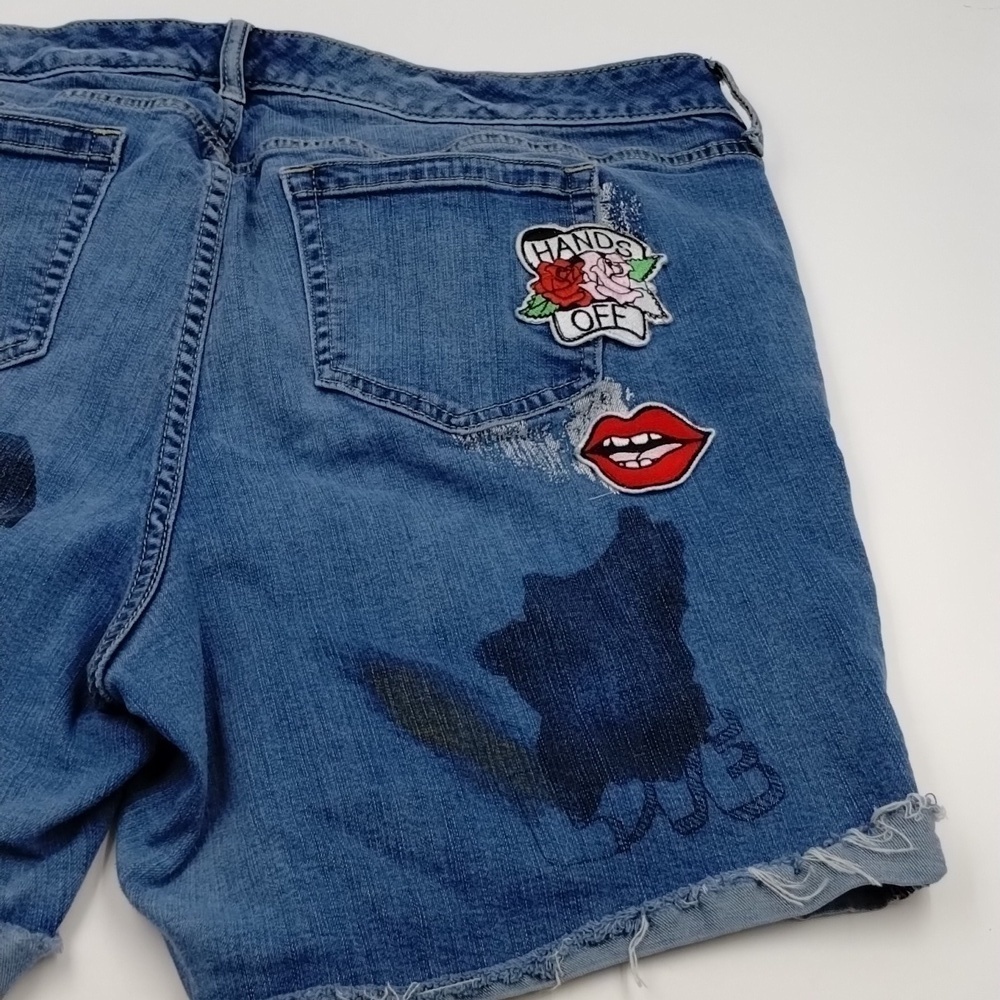 TORRID Premium Jean Shorts Patches & Paint Size 20 Designed in LA 90's - Picture 9 of 14